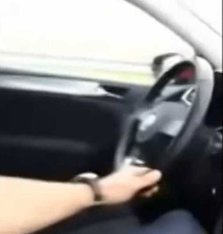بالفيديو.. سحب رخصة سائق نشر فيديو لقيادته السيارة من مقعد الراكب!!