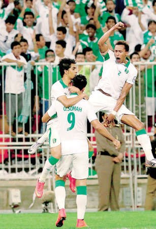 فرحة لاعبي الاهلي باحد اهداف المهاجم عمر السومة