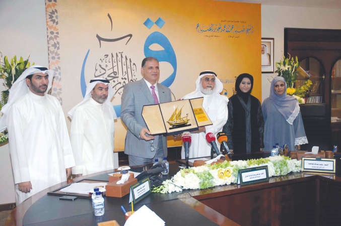 د عبدالمحسن الخرافي مكرما صلاح الجنيدي على هامش المؤتمرهاني عبدالله