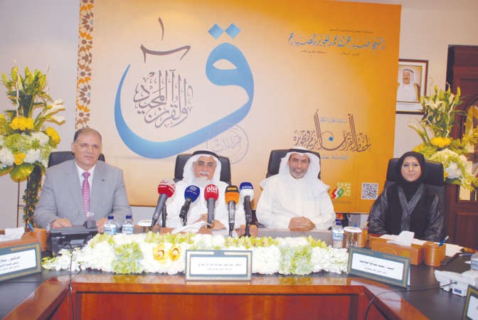 د عبدالمحسن الخرافي ومحمد الجلاهمة وصلاح الجنيدي ومريم الطبيخ خلال المؤتمر الصحافي