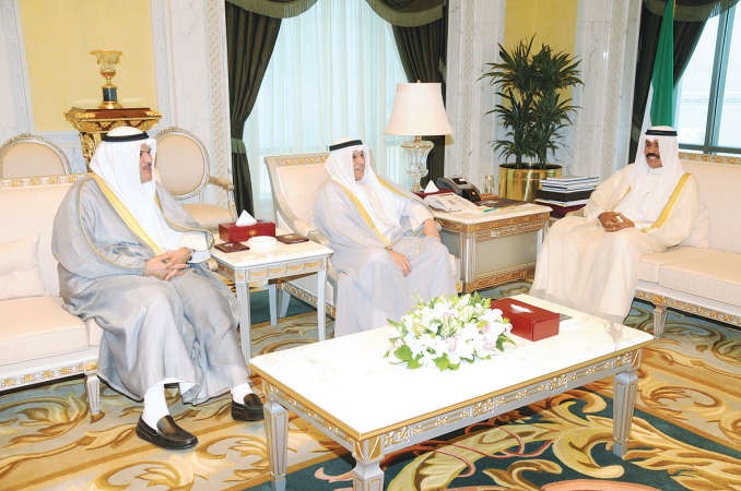 سمو نائب الامير مستقبلا الشيخ خالد الجراح والشيخ سلمان الحمود ﻿
