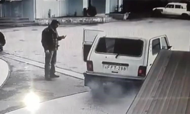 بالفيديو.. لحظة انفجار سيارة بوجه صاحبها !