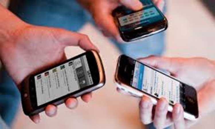 ثلث البريطانيين يندمون على استخدام هواتفهم كثيراً في الأجازات
