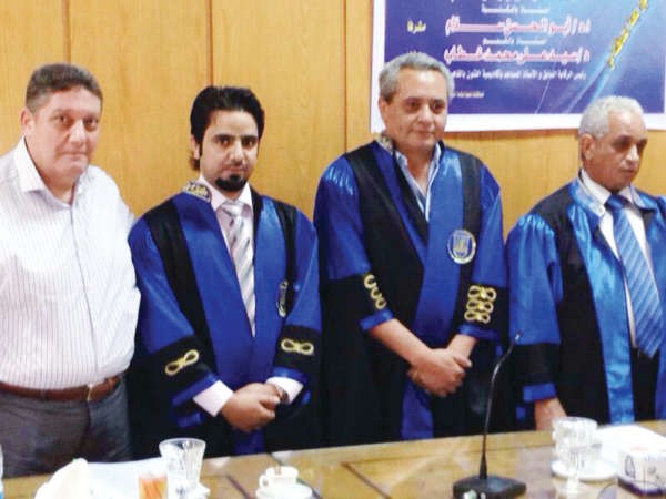 دمطلق السبيعي مع لجنة المناقشة﻿