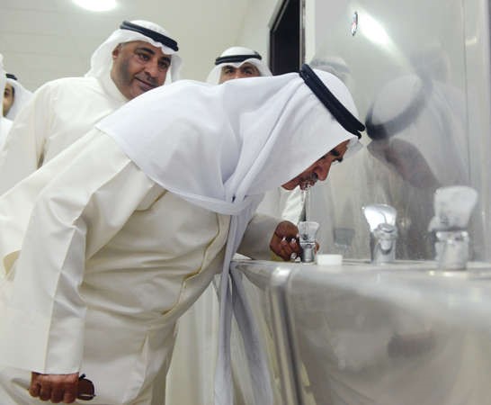 المدعج يشرب من صنوبر المياه في احدى المدارس بالدعية﻿