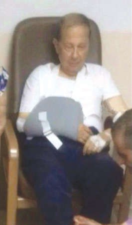العماد عون خلال تلقيه العلاج في المشفى 