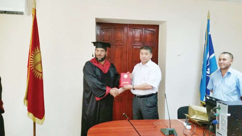 نبيل العون لدى منحه الدكتوراه الفخرية من جامعة اربايف القرغيزية﻿