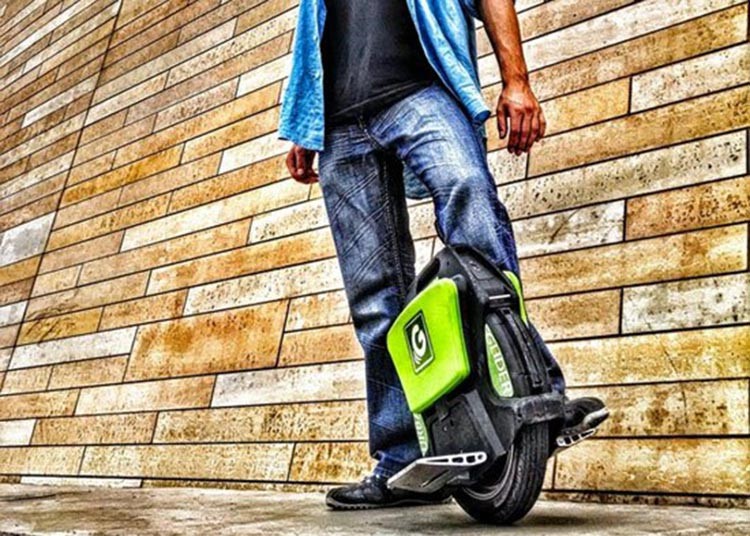 بالصور.. مواصلات المستقبل دراجة بعجلة واحدة يمكنها القفز