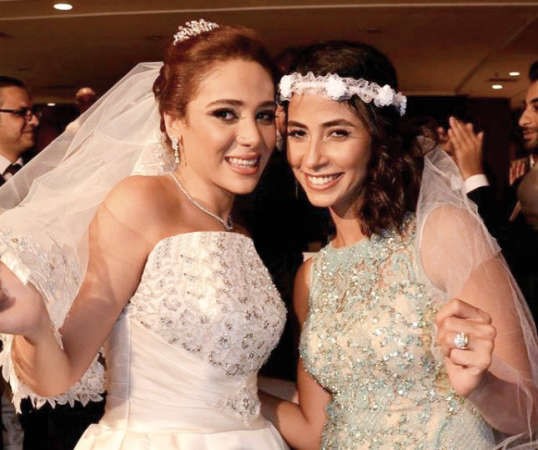 روبي مع شقيقتها والدبلة في يدها﻿