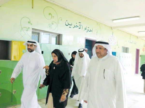 دخالد الرشيد ومنى الصلال خلال الجولة الميدانية﻿