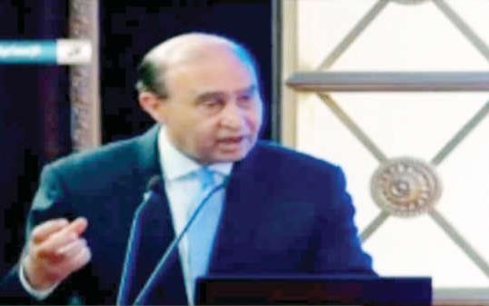 صورة تلفزيونية لرئيس هيئة قناة السويس مهاب مميش خلال اعلانه اسم التحالف الفائز بتطويرمحور قناة السويس امس 