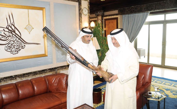 سمو رئيس الوزراء الشيخ جابر المبارك خلال لقائه الرامي فهيد الديحاني ﻿