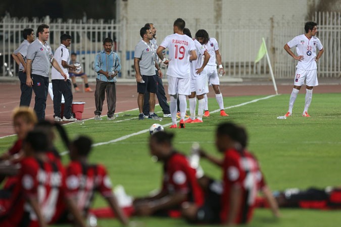 استراحة لشرب الماء في الشوط الاول من مباراة الكويت وبيرسيبورا