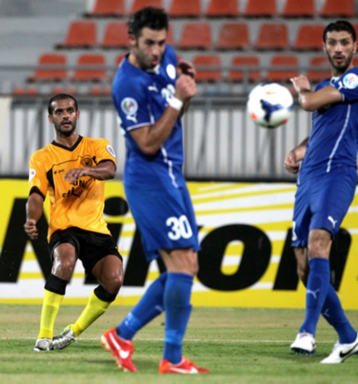 بدر المطوع يسدد على مرمى الحد