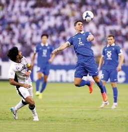مهاجم الهلال تياغو نيفيز يسيطر على الكرة قبل وصول لاعب السد طلال البلوشي افپ