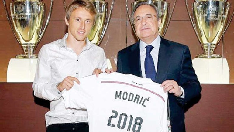 مودريتش مع رئيس النادي الملكي فلورنتينو بيريز