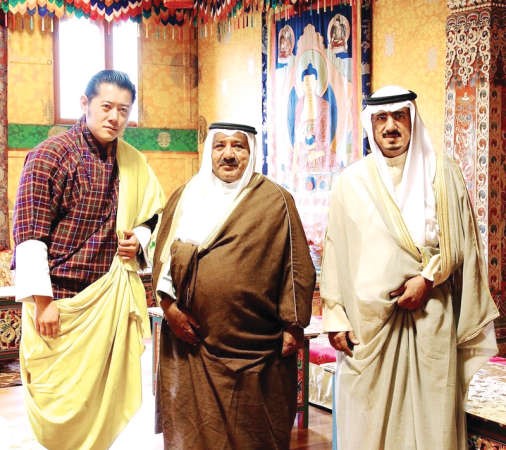 وزير شؤون الديوان الاميري الشيخ ناصر صباح الاحمد خلال لقائه مع الملك الاب بمملكة بوتان﻿