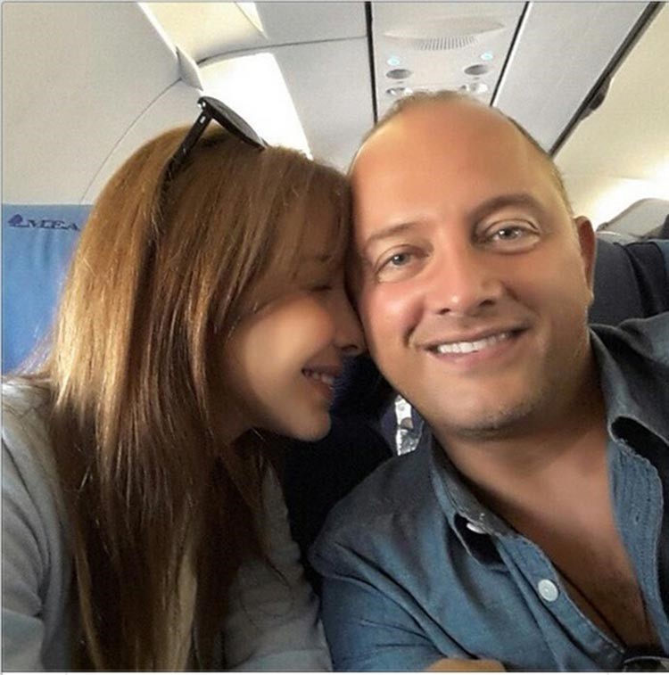 بالصور.. "سيلفي" لغادة عبدالرازق بالشعر الأشقر.. ورومانسية نانسي مع زوجها بالطائرة