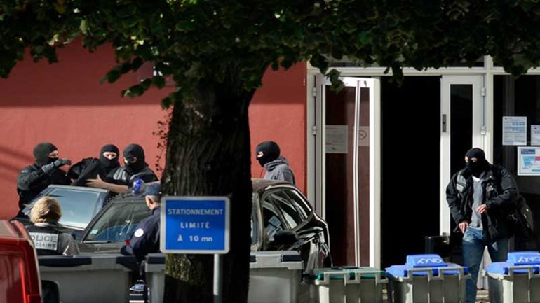 الشرطة الفرنسية تعتقل مراهقتين للاشتباه بنيتهما القتال في سورية