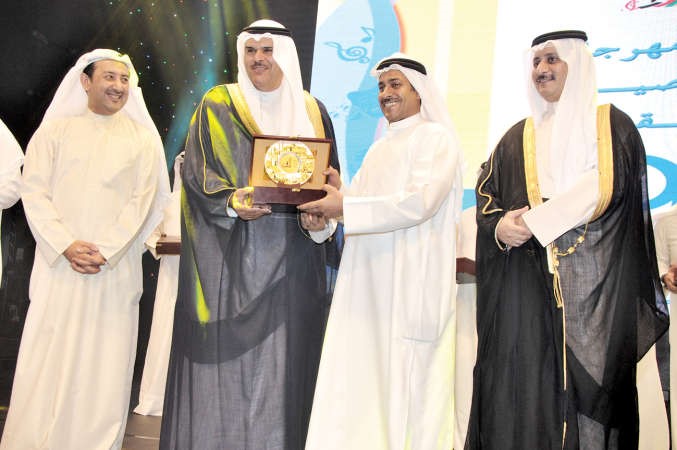 الحمود والعسعوسي والدويش اثناء تكريم الفنان صلاح حمد خليفة﻿
