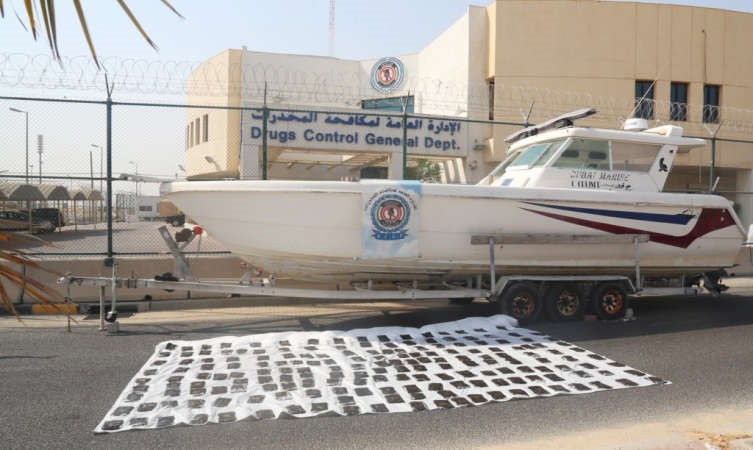 الطراد المستخدم في عمليات التهريب امام مبنى الادارة العامة للمكافحة