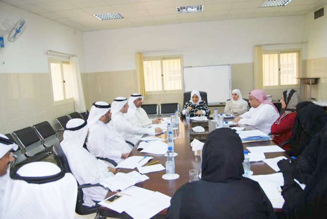 هند الصبيح خلال لقائها مع عدد من مديري الادارات في الشؤون﻿