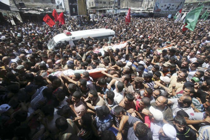  فلسطينيون خلال تشييعهم جثمان قادة كتائب القسام الثلاثة في رفح امس	رويترز﻿