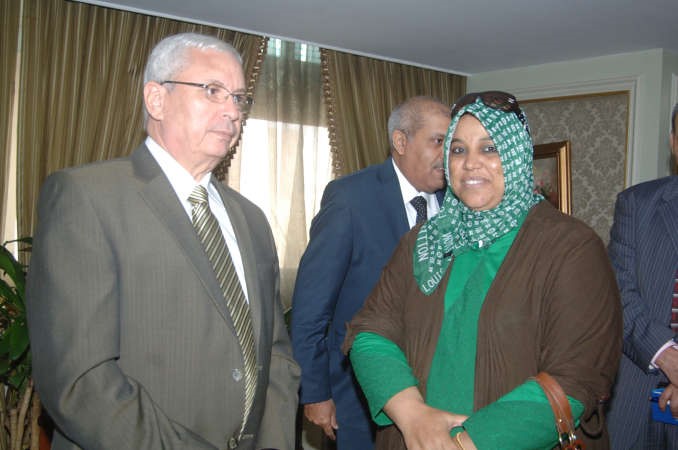 الوزير عبدالخالق متحدثا الى الزميلة هناء السيد