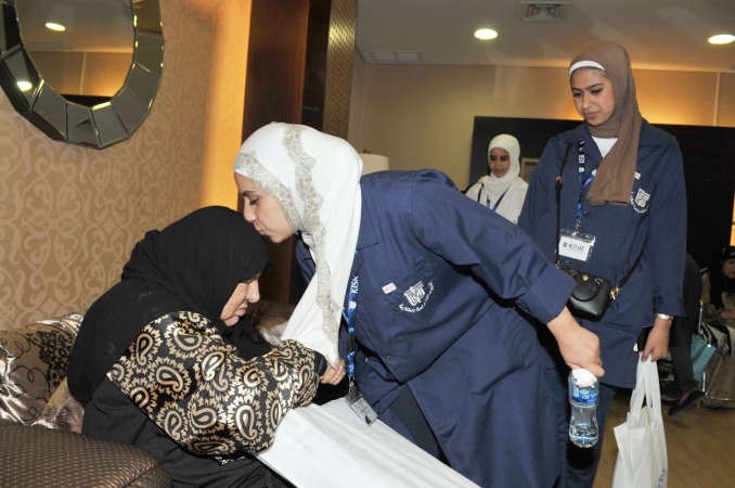متطوعة تقبل راس مسنة 	﻿