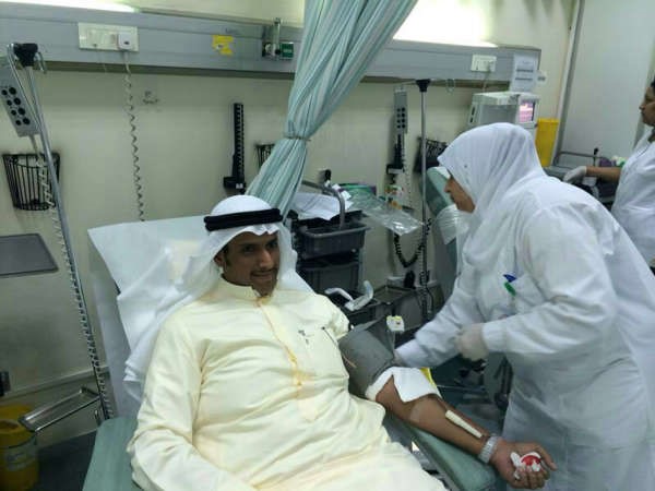 احد الموظفين خلال التبرع بالدم