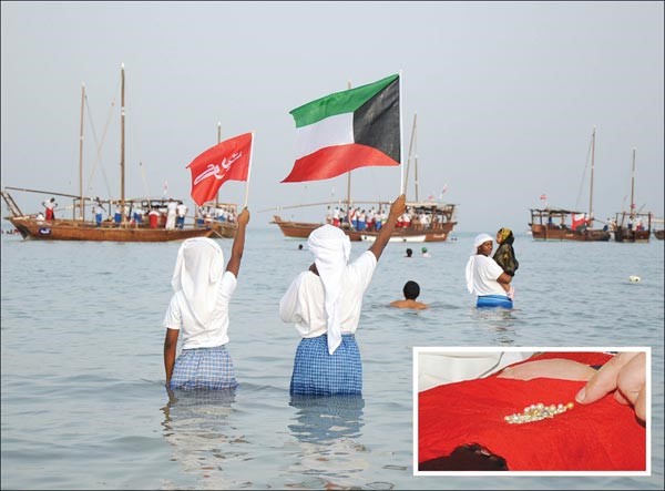 سفن الغوص لدى عودتها الى مقر النادي البحري وفي الاطار حصيلة الرحلة من القماشات والسحاتيتمحمد خلوصي