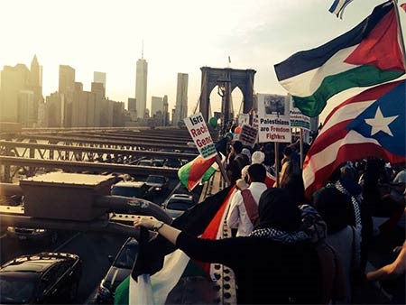 بالفيديو والصور.. نشطاء يعلقون علماً ضخماً لفلسطين على جسر مانهاتن دعماً لغزة