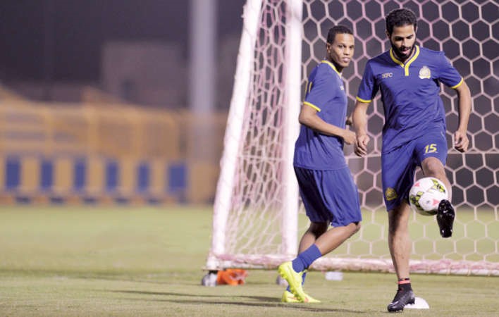 احمد الفريدي يداعب الكرة خلال تدريبات النصر الاخيرة موقع النصر
