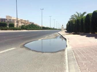 تجمع للمياه في مكان هبوط الطريق في الشارع الفاصل بين السلام وحطين والذي تسبب في الكثير من الحوادث المرورية