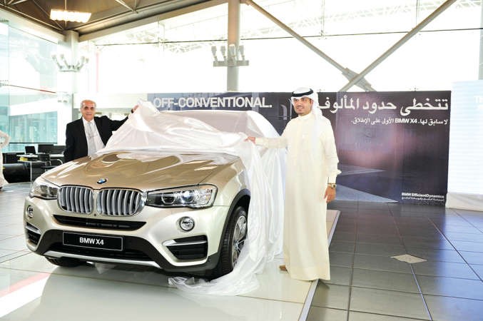 يوسف القطامي خلال ازاحة الستار عن سيارة BMW X4 الرياضية الكوبيه﻿