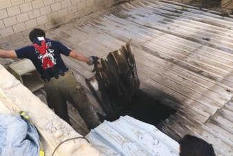 رجل اطفاء خلال مكافحة حريق المطبخ﻿