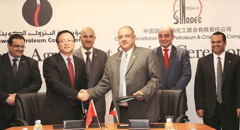 ناصر المضف وقيادات التسويق العالمي والمسؤولون من شركة سينوبيك عقب توقيع العقد 