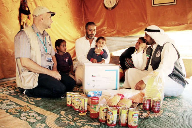 جمال النامي يستمع لملاحظات اللاجئين