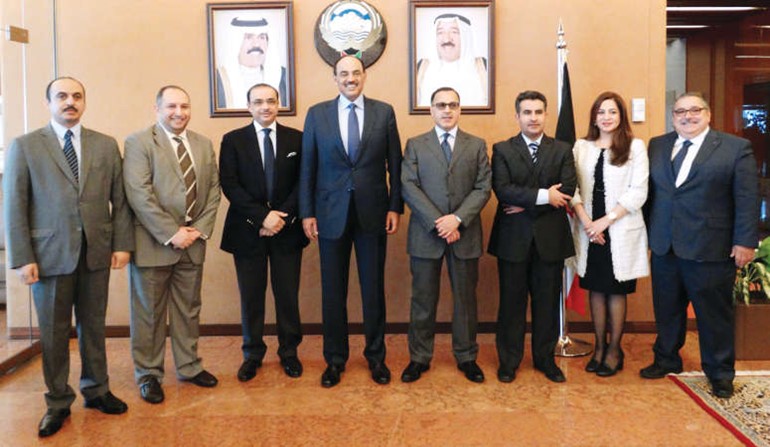  الشيخ صباح الخالد اثناء لقائه مع اعضاء بعثة الكويت الدائمة لدى الامم المتحدة والمنظمات الدولية في جنيف ﻿