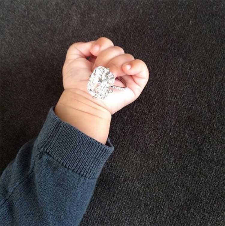 بالصور.. خواتم زفاف المشاهير في صور الـ"سيلفي"!