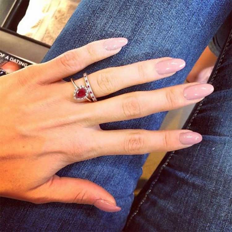 بالصور.. خواتم زفاف المشاهير في صور الـ"سيلفي"!