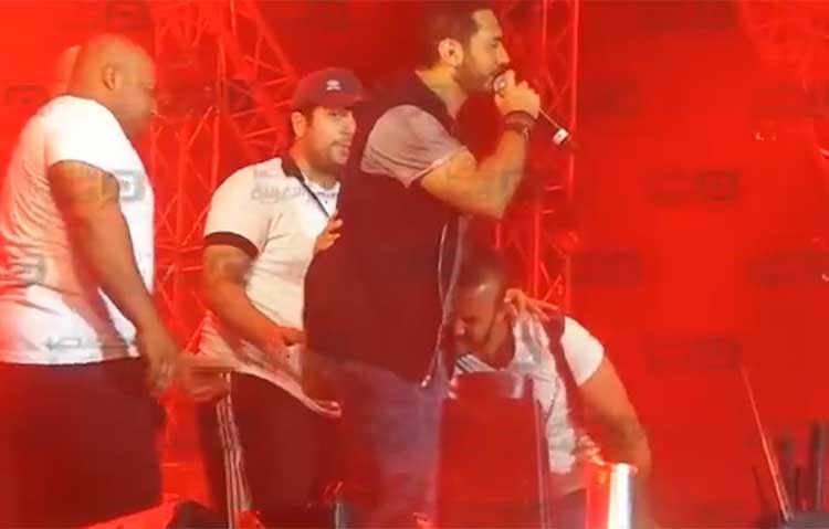 بالفيديو.. شاب مصري يسجد بعد تقبيل المطرب تامر حسني