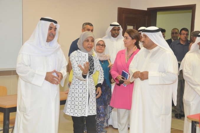 د عبد المحسن المدعج يستمع لشرح حول الاستعدادات في الفصول 