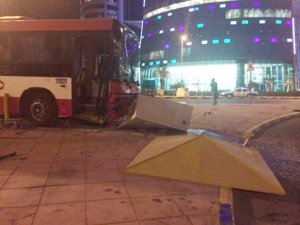 الباص حطم محول اشارة المرور بالكامل﻿