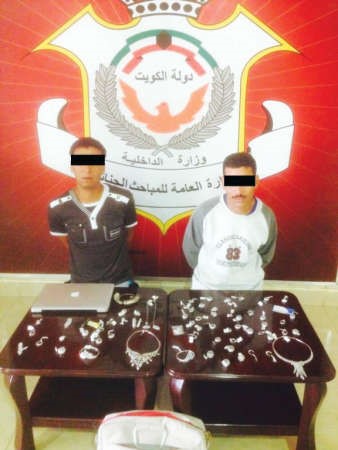 صورة عممتها وزارة الداخلية امس للمتهمين وامامهما كمية المجوهرات المسروقة﻿