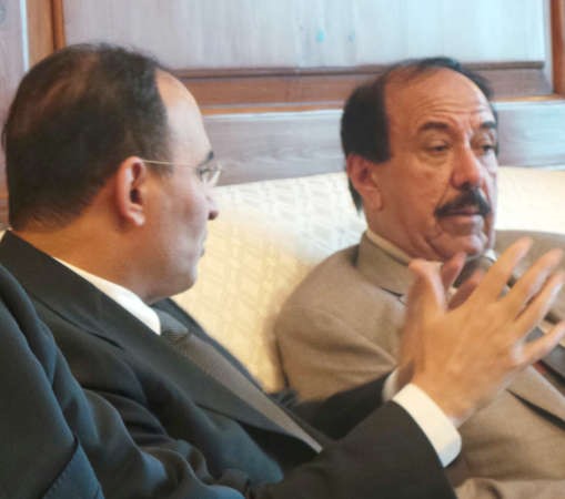 الشيخ مبارك الجابر والسفير منصور العتيبي
