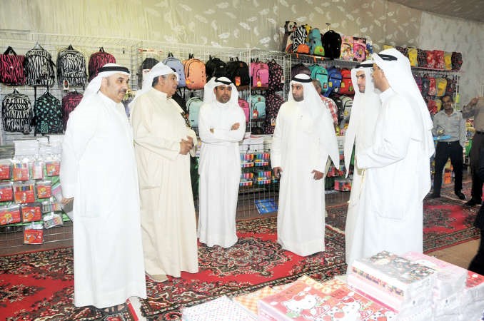 ممحمد الشلال وفاضل المتروك واعضاء مجلس الادارة خلال جولة في مهرجان القرطاسية﻿