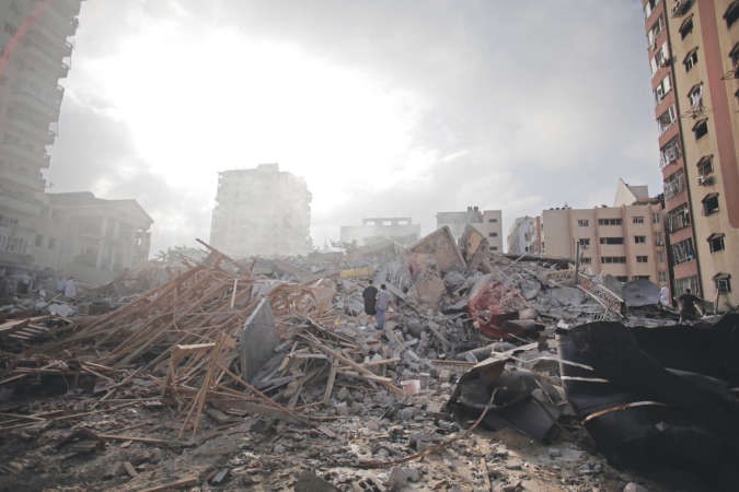 جانب من الدمار الذي لحق باحد المباني في غزة جراء القصف الاسرائيلي﻿