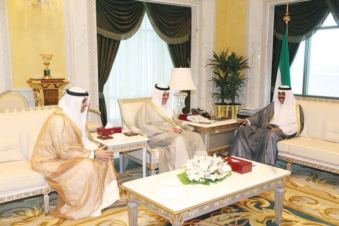 سمو نائب الامير وولي العهد الشيخ نواف الاحمد مستقبلا الشيخ سلمان الحمود والشيخ محمد العبدالله 