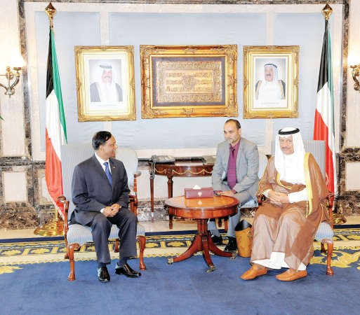 سمو رئيس الوزراء الشيخ جابر المبارك مستقبلا سفير بنغلاديش